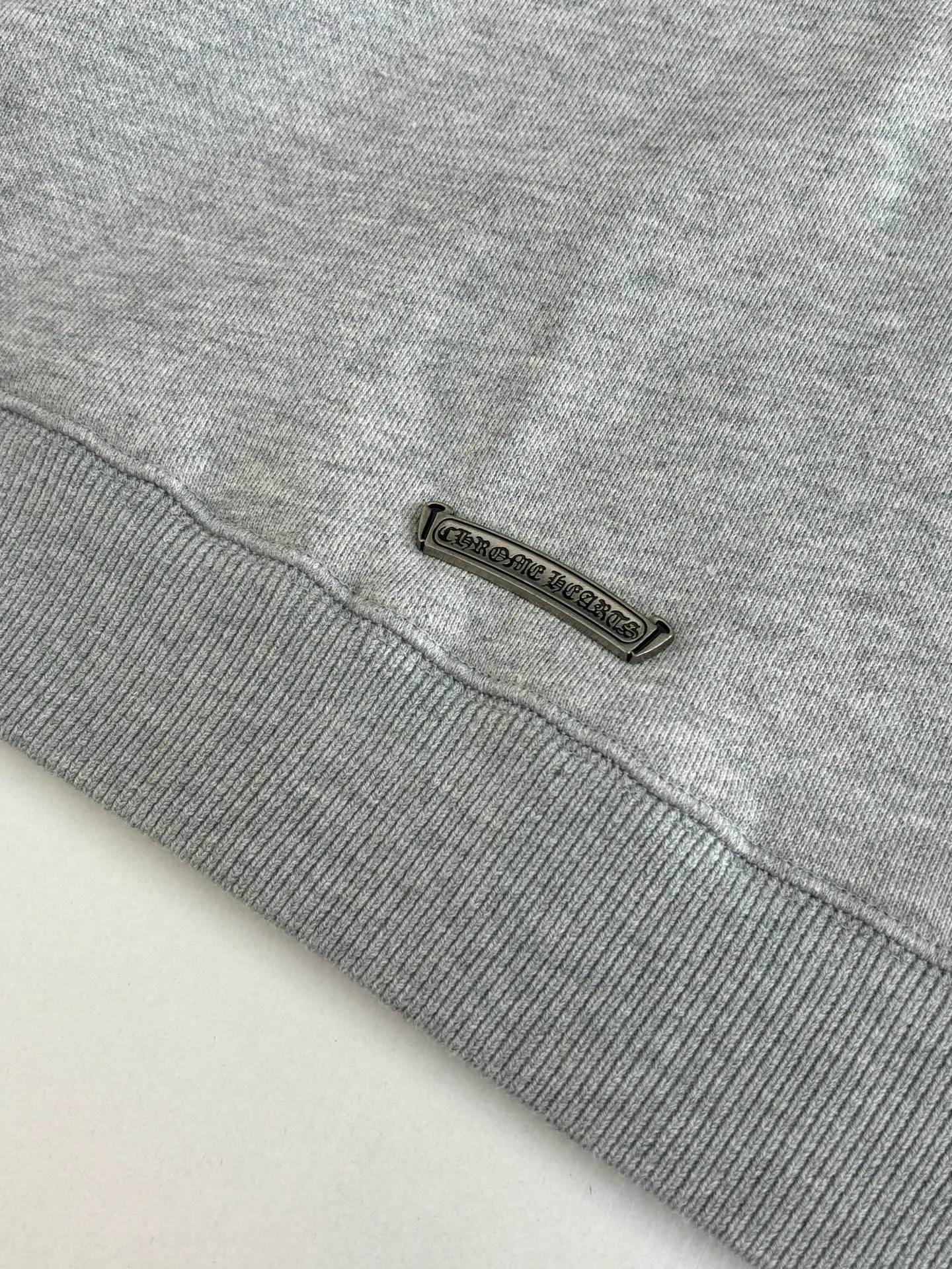 P500 Chrome Heart*/Chrome Heart CH patch embroidered logo hooded sweatshirt. Customized heavy fortress interwoven air cotton. Adopt imported machine patch embroidery process. The fabrics have been washed and have a better hand feel. Not easy to deform, not easy to shrink, not easy to fade. Size: S/M/L/XL